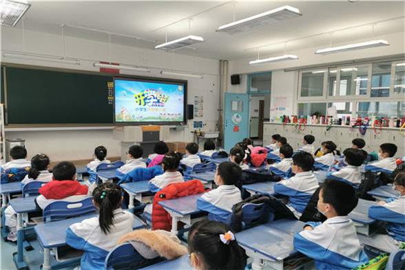 认真收看防疫视频.jpg