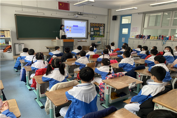 老师指导同学们收看防疫教育视频.jpg